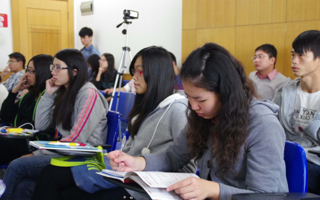 《东软学院》报编辑部举办校园学生记者系列培训