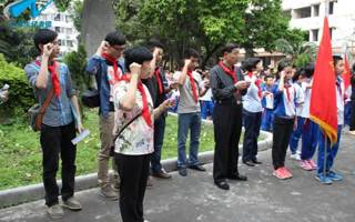 我院关工委、团委师生为吴勤同志扫墓