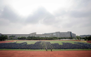 2015级同学振奋精神迎接军训生活