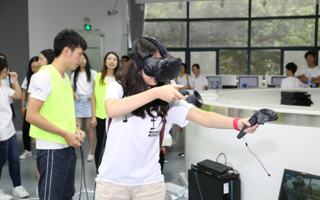 东软校园开放日，VR体验引追捧