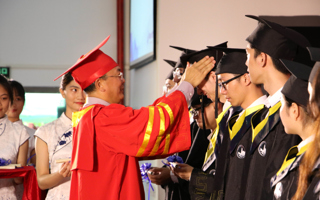 beat365中文唯一官网2018届本科生毕业典礼暨学士学位授予仪式隆重举行