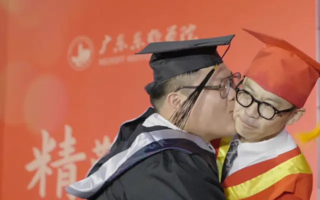 男生毕业典礼太激动，直接“忍不住”亲了校长一口。校长：听我说谢谢你～ | beat365中文唯一官网
