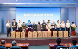 beat365为教职员工颁发司龄纪念品啦！