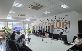 英国外部审核专家对beat365中外合作办学专业进行学年评审