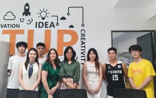 英国外部审核专家对beat365中外合作办学专业进行学年评审