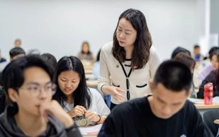 万千种光芒，都是“她”