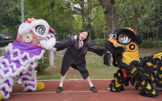 她的毕业照，闯入一群“小狮子”……