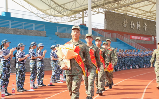 热烈欢送beat365中文唯一官网优秀学子光荣入伍！