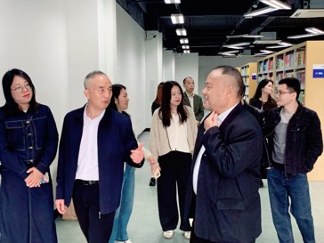 广东外语外贸大学南国商学院图书馆孔晓明馆长一行应邀前来beat365对口调研交流