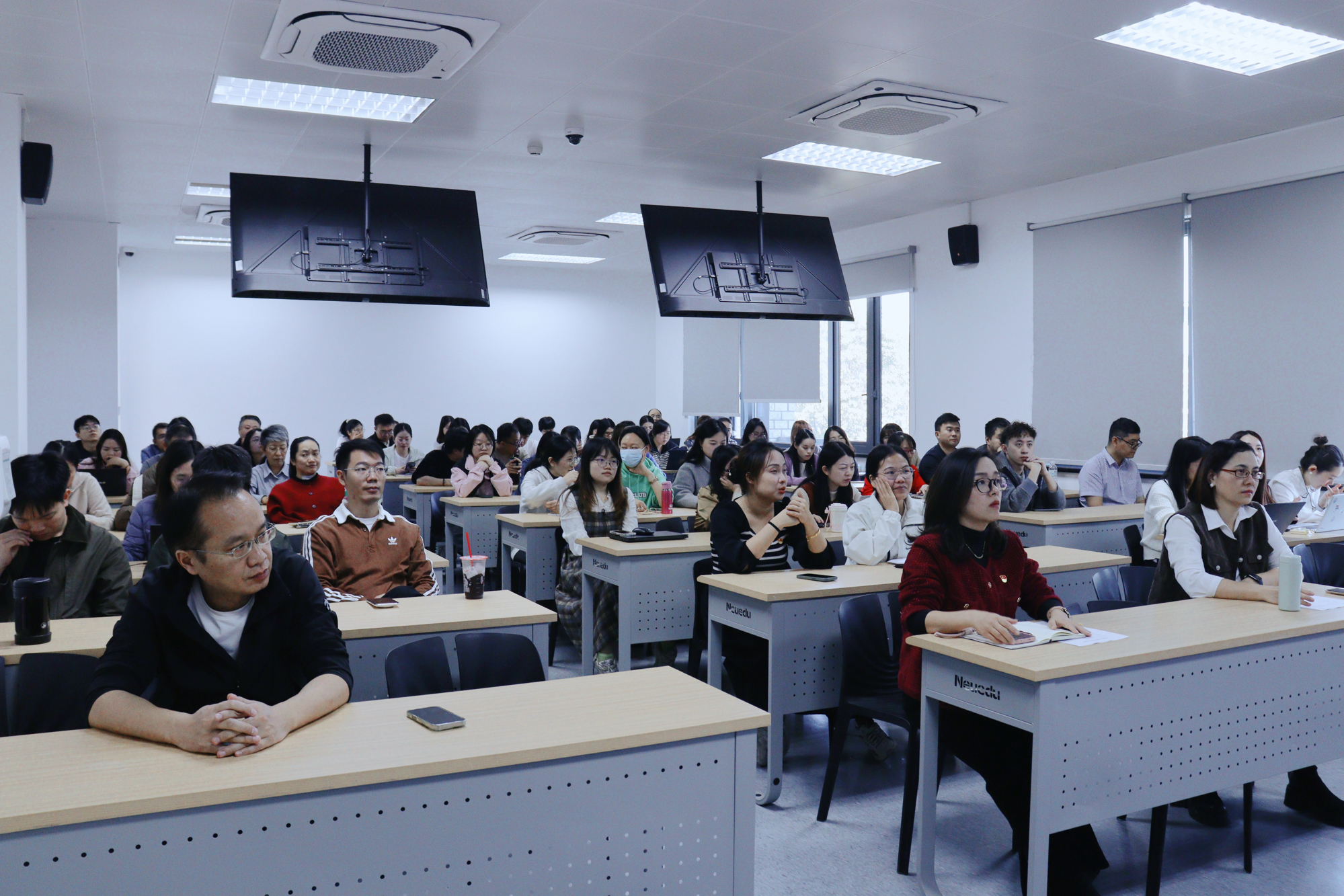 以实干开篇 以担当奋进——我院召开全体教师大会